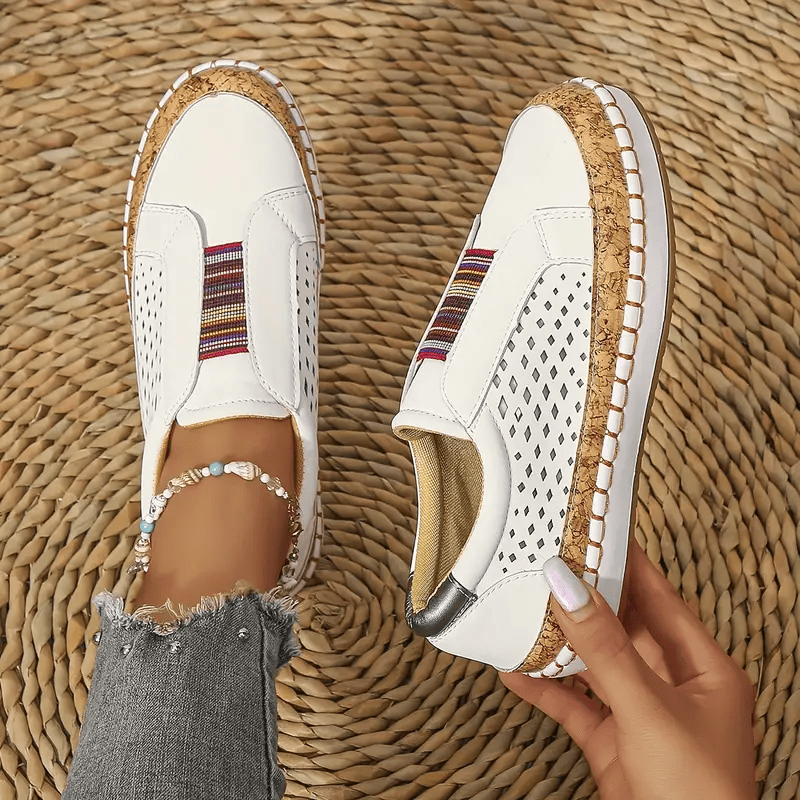 Elle-Monde.com propose une gamme variée de chaussures pour femmes, y compris des chaussures à double boucle, des chaussures d'été et des chaussures de marche. Trouvez votre paire parfaite dès aujourd'hui!